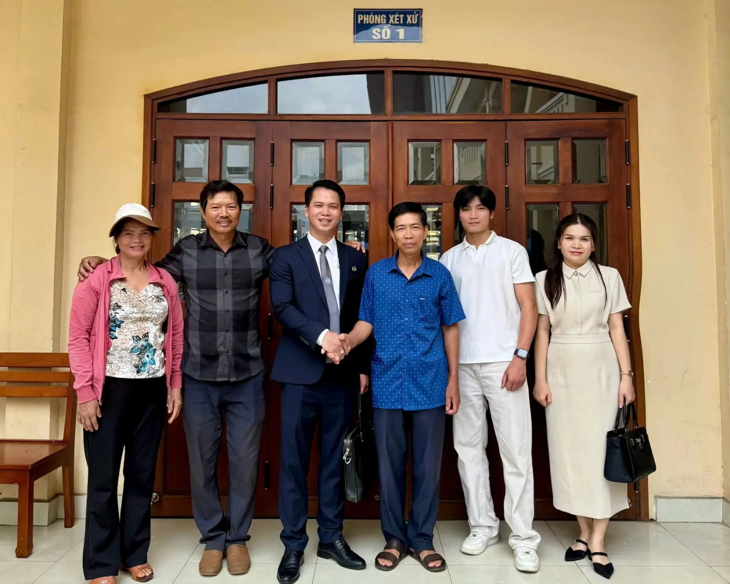 chụp ảnh cùng khách hàng sau phiên tòa