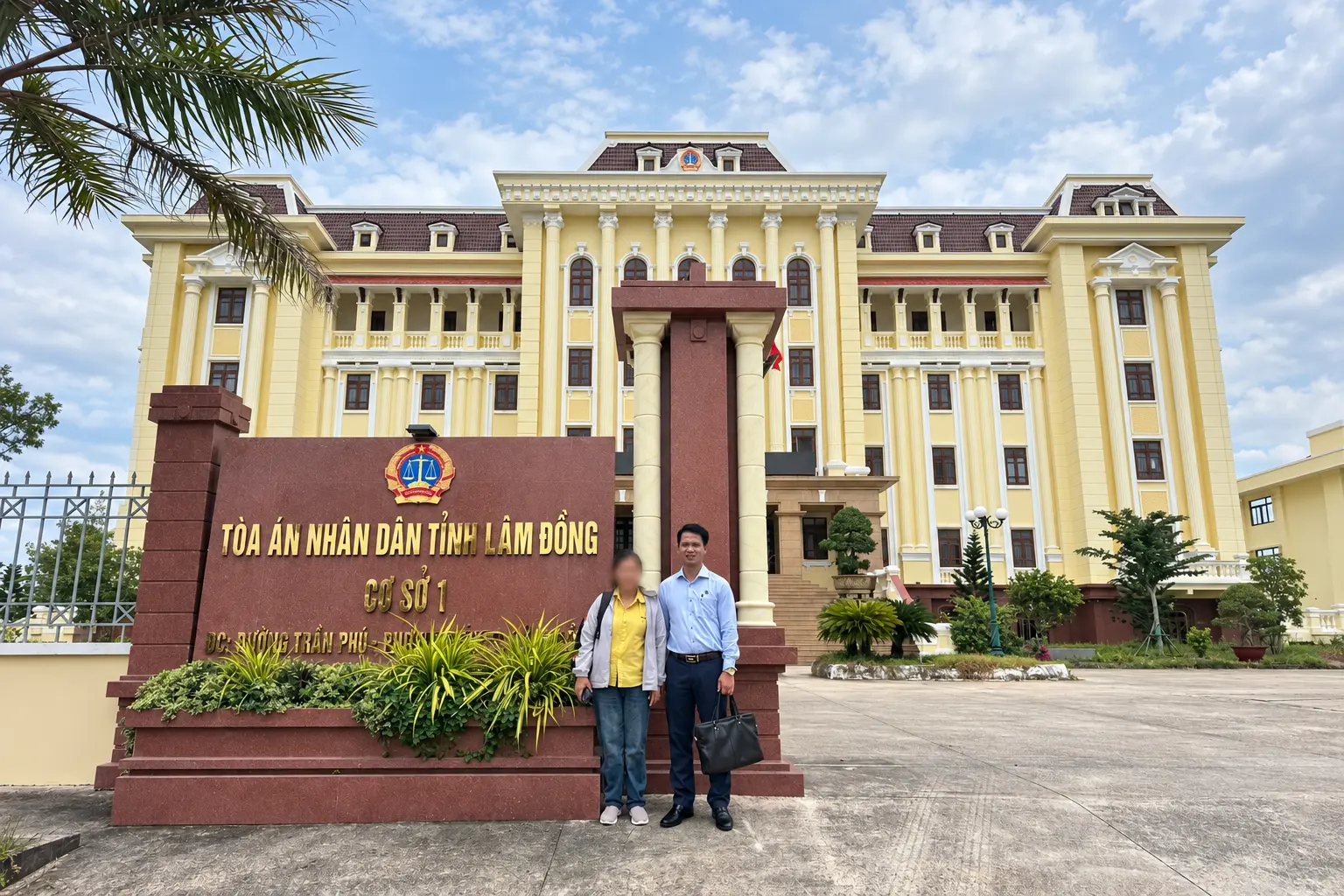 chụp ảnh cùng khách hàng trong một vụ ly hôn