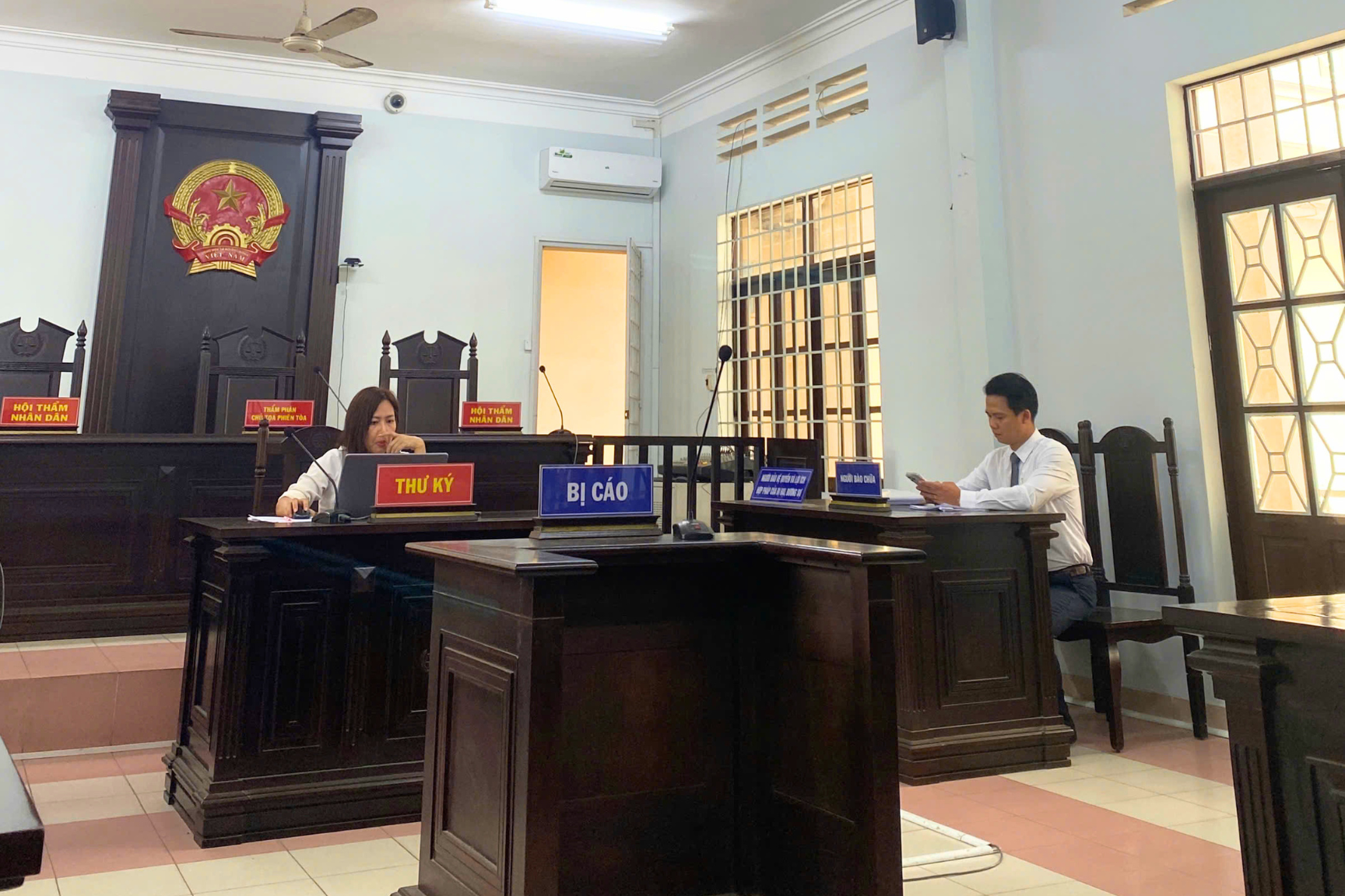 luật sư giải quyết ly hôn nước ngoài vắng mặt tại tòa